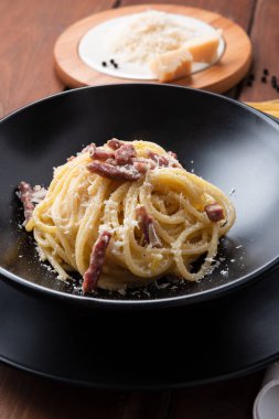 Lezzetli tipik carbonara makarnası, İtalyan yemeği. 
