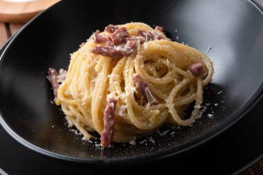 Lezzetli tipik carbonara makarnası, İtalyan yemeği. 