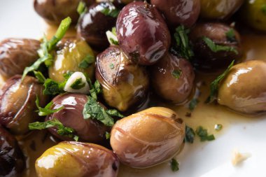 Kırsal yiyecekler, zeytinler, yakın çekim.