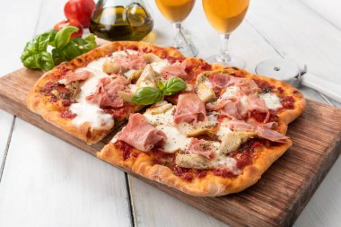 han and artichoke pizza