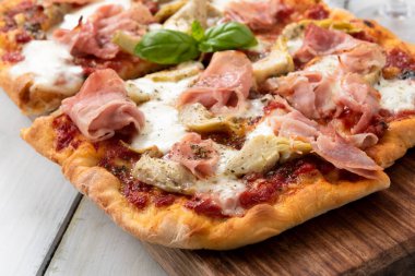 Yiyecekler. Jambonlu lezzetli pizzayı yakın.