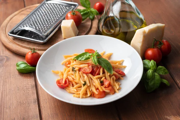 Plaat Van Heerlijke Trofie Pasta Met Basilicum Kerstomaten Italiaans Eten — Stockfoto