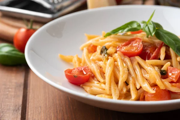 Plaat Van Heerlijke Trofie Pasta Met Basilicum Kerstomaten Italiaans Eten — Stockfoto