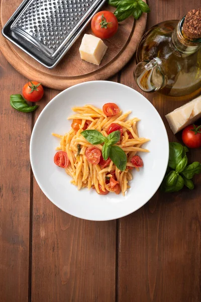 Talerz Pysznego Makaronu Trofie Pomidorami Bazyliowymi Wiśniowymi Włoskie Jedzenie — Zdjęcie stockowe