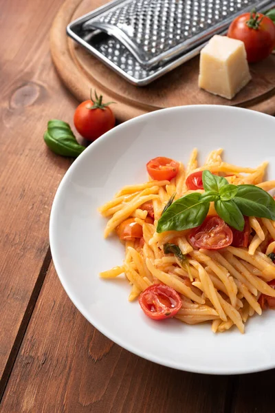 Plaat Van Heerlijke Trofie Pasta Met Basilicum Kerstomaten Italiaans Eten — Stockfoto