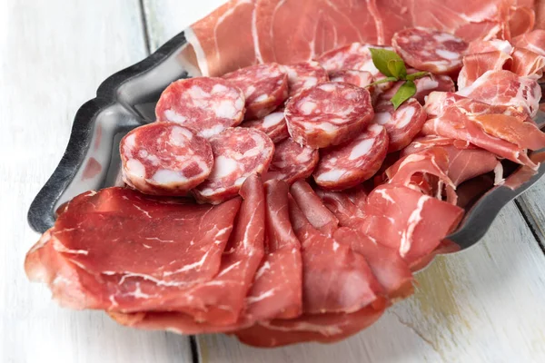Dienblad Met Plakjes Gesneden Italiaanse Salami Ham — Stockfoto