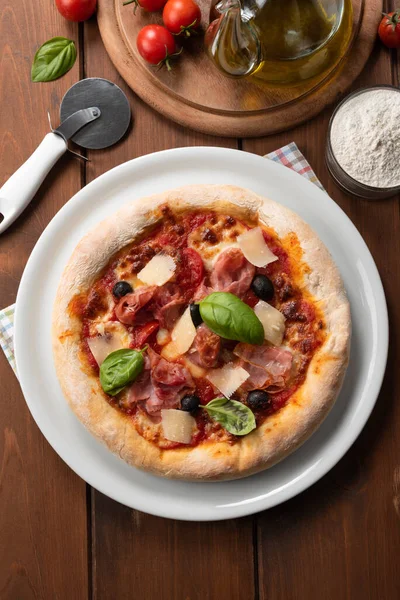 Deliciosa Pizza Italiana Con Jamón Parmesano —  Fotos de Stock