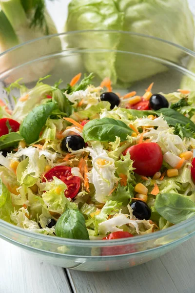 Salada Mediterrânea Com Legumes Folhosos — Fotografia de Stock