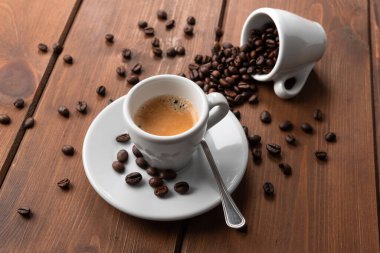 Tahta masada bir fincan klasik İtalyan espresso. 