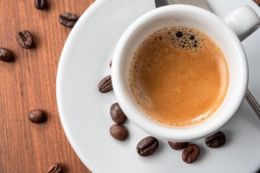 Tahta masada bir fincan klasik İtalyan espresso. 