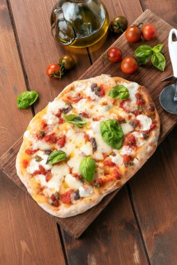 Lezzetli pinsa, geleneksel Roma pizzası, İtalyan mutfağı. 