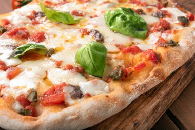 Lezzetli pinsa, geleneksel Roma pizzası, İtalyan mutfağı. 
