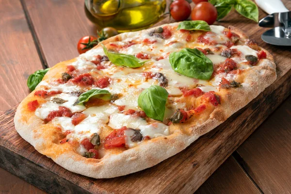 Lezzetli pinsa, geleneksel Roma pizzası, İtalyan mutfağı. 
