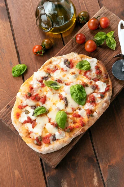 Lezzetli pinsa, geleneksel Roma pizzası, İtalyan mutfağı. 