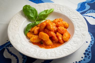 Gnocchi alla sorrentina, mozzarella ve domates soslu tipik bir patates gnocchi tarifi, İtalyan yemeği. 