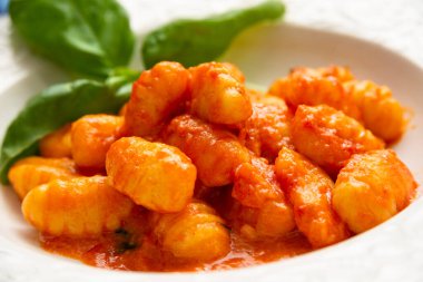Gnocchi alla sorrentina, mozzarella ve domates soslu tipik bir patates gnocchi tarifi, İtalyan yemeği. 