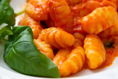 Gnocchi alla sorrentina, mozzarella ve domates soslu tipik bir patates gnocchi tarifi, İtalyan yemeği. 