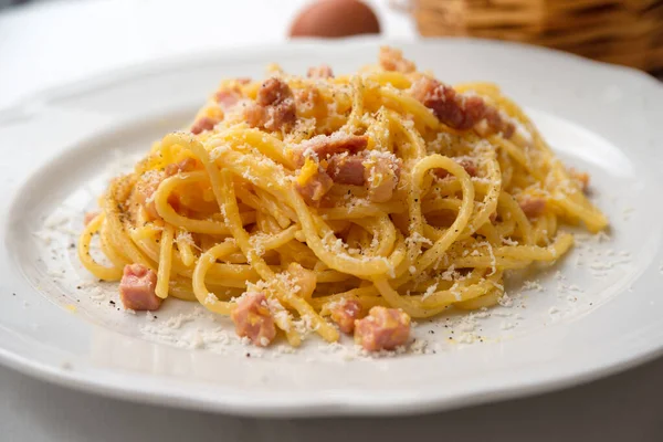 Placa Deliciosos Espaguetis Carbonara Auténticos Una Receta Típica Pasta Italiana — Foto de Stock