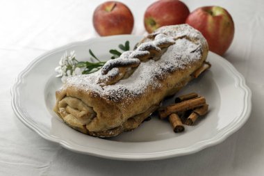 Çörek, lezzetli elmalı tatlı, tipik Kuzey İtalya tatlısı.