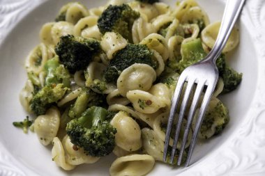 Lezzetli bir tabak brokoli, tipik İtalyan yemeği.