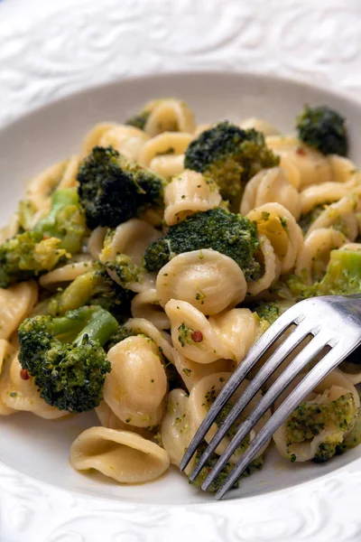 Lezzetli bir tabak brokoli, tipik İtalyan yemeği.