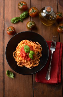 Yiyecekler. Lezzetli domatesli makarnayı yakın.