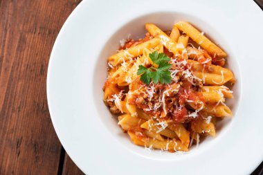 Bolonez soslu bir tabak lezzetli tagliatelle, İtalyan yemeği.