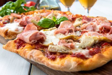 Prosciutto ve enginarlı Pinsa.