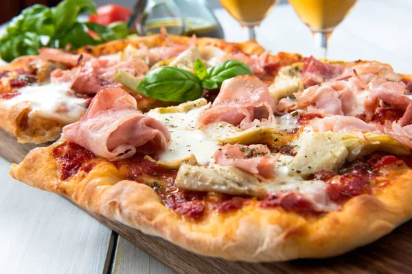 Prosciutto ve enginarlı Pinsa.