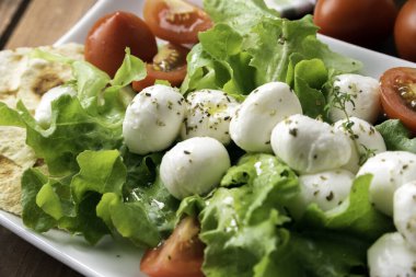 Vejetaryen yemeği taze mozzarella salatası.