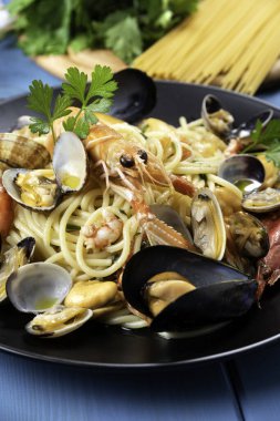 Lezzetli spagetti allo scoglio tabağı, karides, karides, midye ve midye ile tipik bir İtalyan makarnası, Akdeniz mutfağı. 