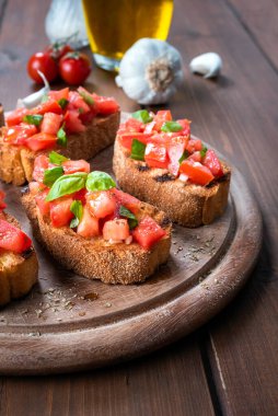 Lezzetli klasik bruschetta, taze domates, zeytinyağı, kekik ve fesleğen, İtalyan aperatifi 