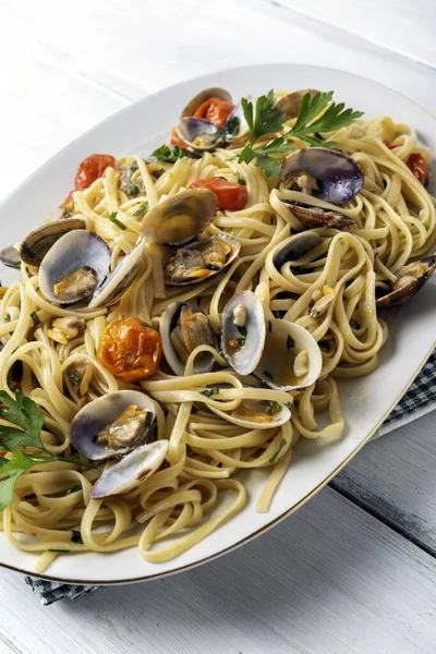 Блюдо Вкусной Лингвистики Моллюсками Помидорами Черри Итальянская Кухня — стоковое фото