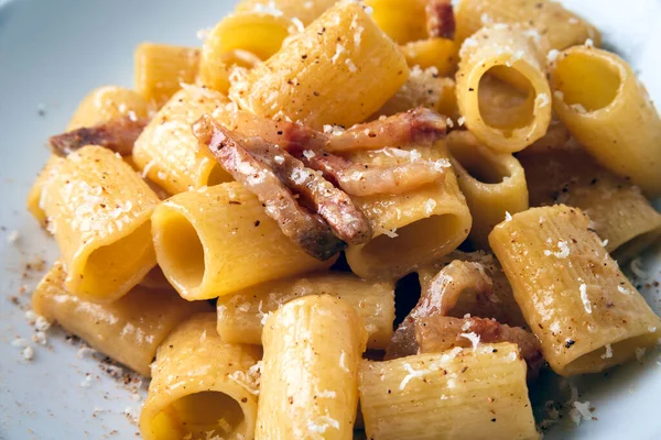 Bir tabak makarna alla gricia, İtalyan mutfağı guanciale ve pecorino ile yapılan tipik bir Roma makarnası tarifi. 