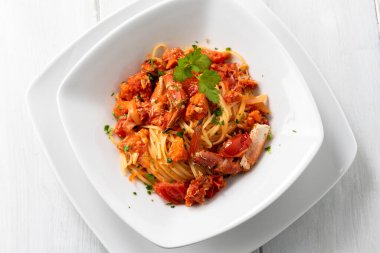 Lezzetli yengeç soslu bavette, İtalyan mutfağı. 