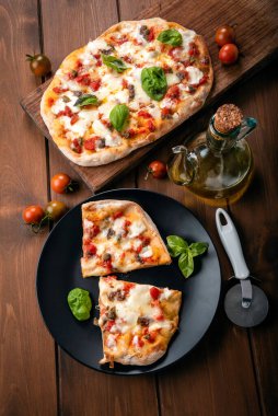 Pinsa, mozzarella ve domates soslu tipik bir Roma pizzası. İtalyan mutfağı. 