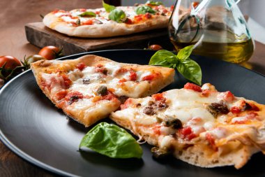 Pinsa, mozzarella ve domates soslu tipik bir Roma pizzası. İtalyan mutfağı. 