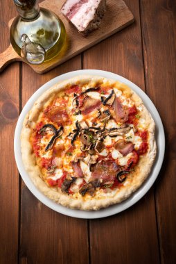 Guanciale ve mantarlı lezzetli gurme pizza. 