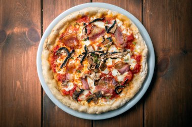 Guanciale ve mantarlı lezzetli gurme pizza. 