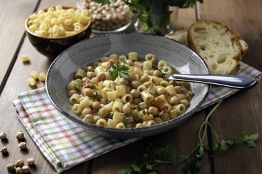 Bir tabak lezzetli makarna ve ceci, geleneksel bir makarna ve nohut güveci tarifi, İtalyan mutfağı.