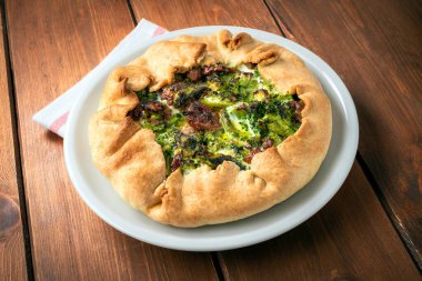 Brokoli, domuz sosisi ve İtalyan mutfağıyla doldurulmuş lezzetli, sade bir turta. 