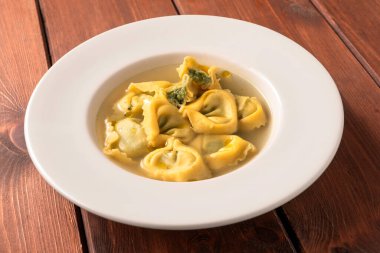 İçinde ricotta ve ıspanakla dolu lezzetli bir tortellini tabağı. İtalyan mutfağı. 
