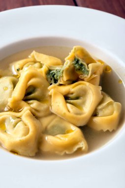 İçinde ricotta ve ıspanakla dolu lezzetli bir tortellini tabağı. İtalyan mutfağı. 