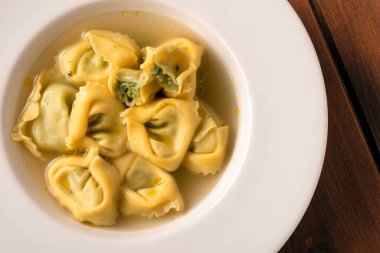 İçinde ricotta ve ıspanakla dolu lezzetli bir tortellini tabağı. İtalyan mutfağı. 