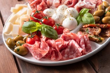 Tahta masada çeşitli geleneksel İtalyan aperatifleri. 