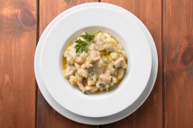 Tabakta haşlanmış sebzeler, yemek