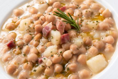Bir tabak tipik patatesli makarna, geleneksel nohut ve patatesli makarna tarifi, İtalyan mutfağı.  