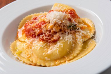 Yiyecekler. Lezzetli İtalyan mantısı yakın çekim.