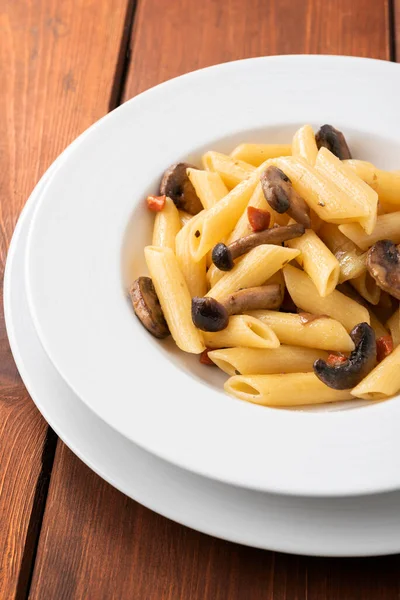 Piatto Deliziose Penne Con Funghi Carote Cucina Italiana — Foto Stock