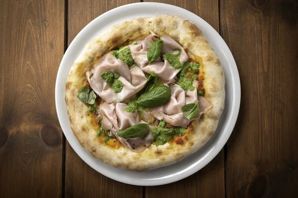 Deliziosa Pizza Gourmet Con Mortadella Salsa Pesto Cucina Italiana — Foto Stock